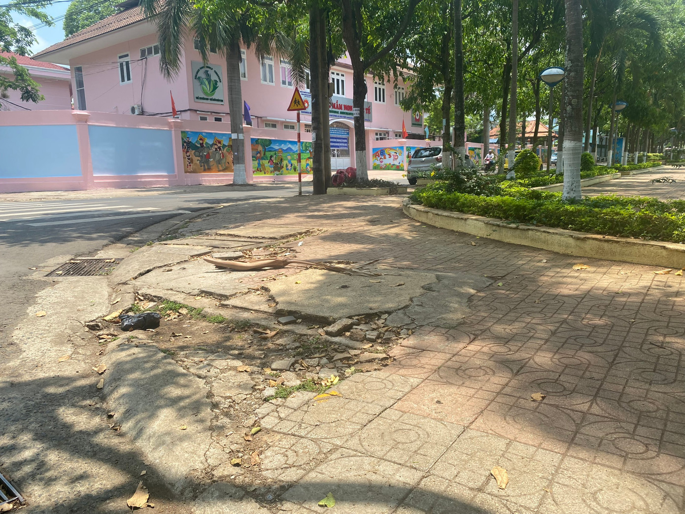 Vỉa hè nhiều nơi ở thủ phủ cà phê bị xuống cấp, hư hỏng ảnh 17