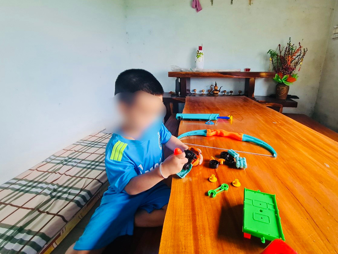 Bé trai đang được chính quyền địa phương chăm sóc Bé trai đang được chính quyền địa phương chăm sóc