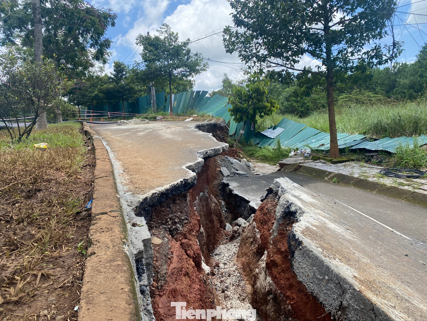 Làn đường dành cho xe thô sơ bị sạt trượt