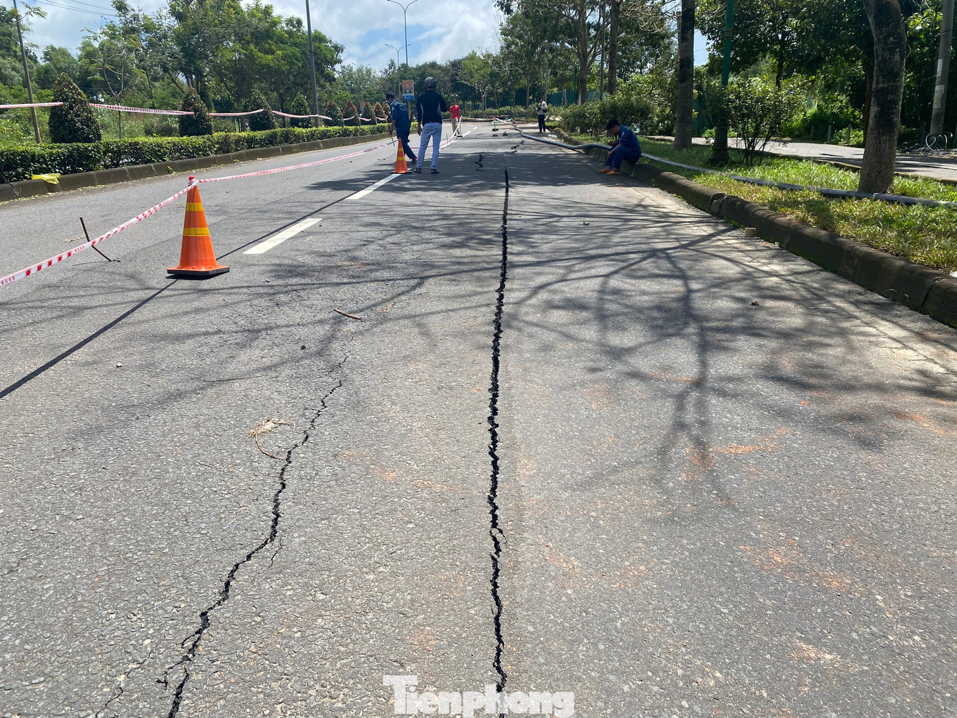 Nhiều vết nứt dài hàng chục mét cũng xuất hiện ở làn đường dành cho xe ô tô