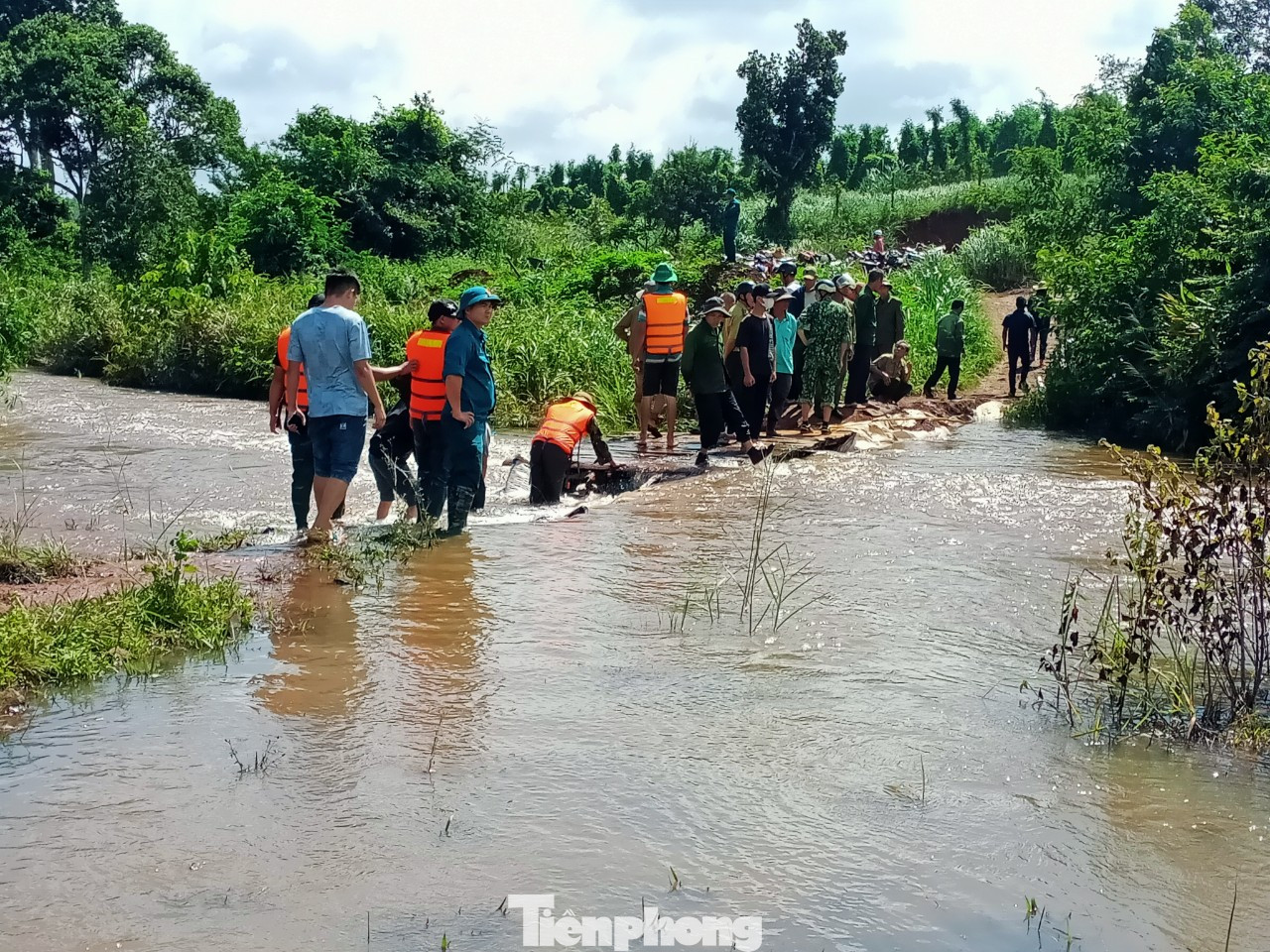 Lực lượng chức năng tìm thấy thi thể nạn nhân Lực lượng chức năng tìm thấy thi thể nạn nhân