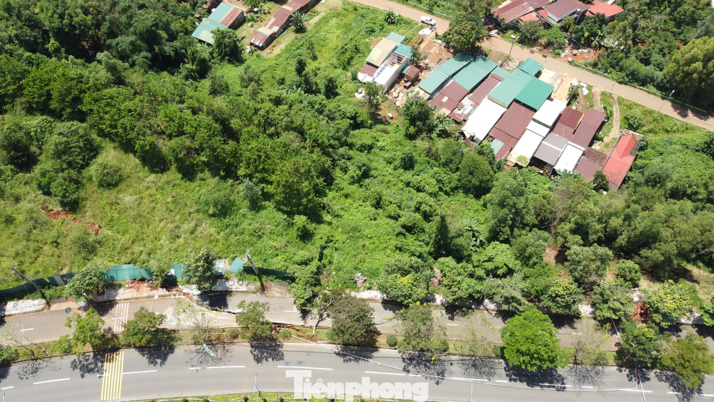 Vết nứt to kéo dài nhìn từ trên cao