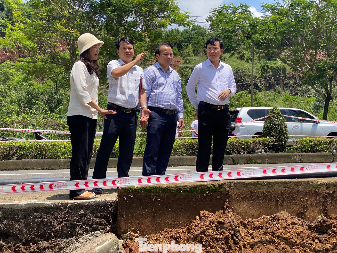 Trưa cùng ngày, lãnh đạo UBND tỉnh Đắk Nông có mặt tại hiện trường sụt lún kiểm tra. Ông Hồ Văn Mười, Chủ tịch UBND tỉnh Đắk Nông, chỉ đạo các lực lượng tiếp tục túc trực, cảnh báo người dân khu vực nguy hiểm.