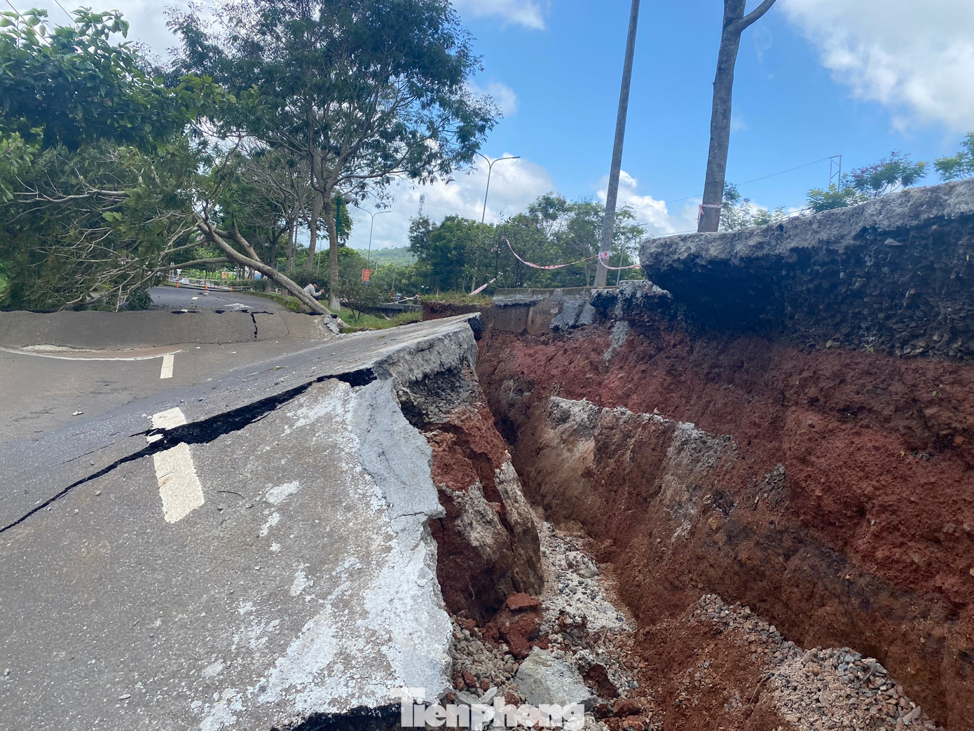 Rãnh đường Hồ Chí Minh sạt trượt khá lớn