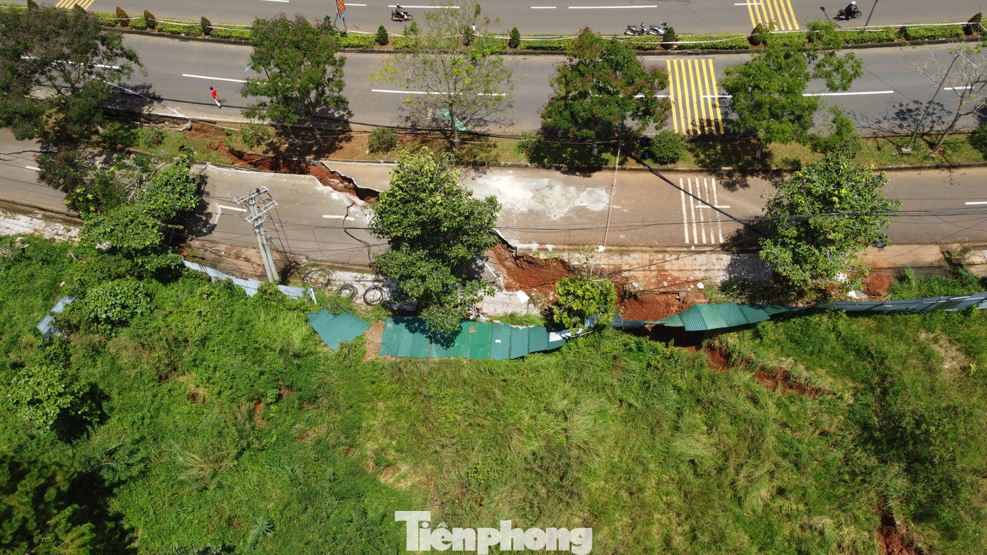 vết nứt toác, sạt trượt kéo dài vào khu vực quả đồi.