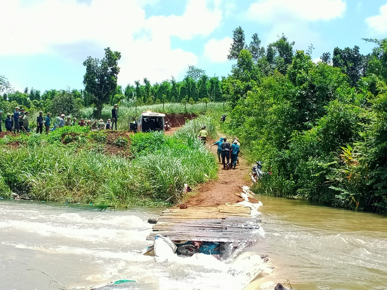 Lực lượng chức năng đưa thi thể nạn nhân lên bờ Lực lượng chức năng đưa thi thể nạn nhân lên bờ