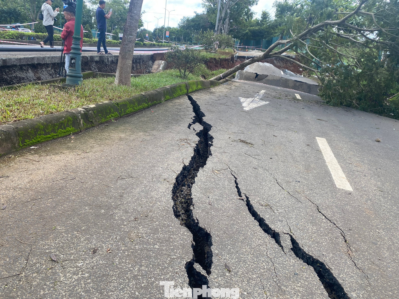 Xuất hiện thêm nhiều vết nứt toác lớn, kéo dài hàng chục mét ở làn đường dành cho xe thô sơ hướng từ TP Gia Nghĩa đi Đắk Lắk.
