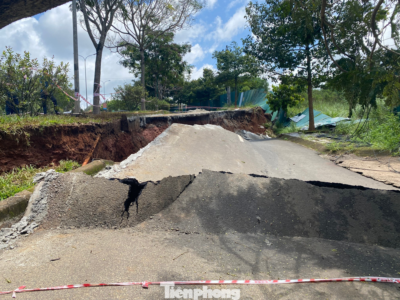 Một đoạn đường ở Đắk Nông bị sạt lở, hư hỏng nghiêm trọng vào mùa mưa 2023