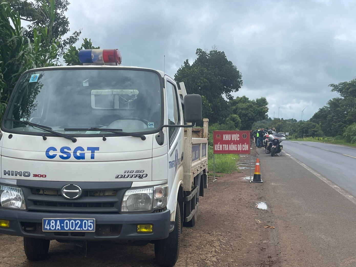 CSGT Đắk Nông dừng đoàn mô tô chạy quá tốc độ CSGT Đắk Nông dừng đoàn mô tô chạy quá tốc độ