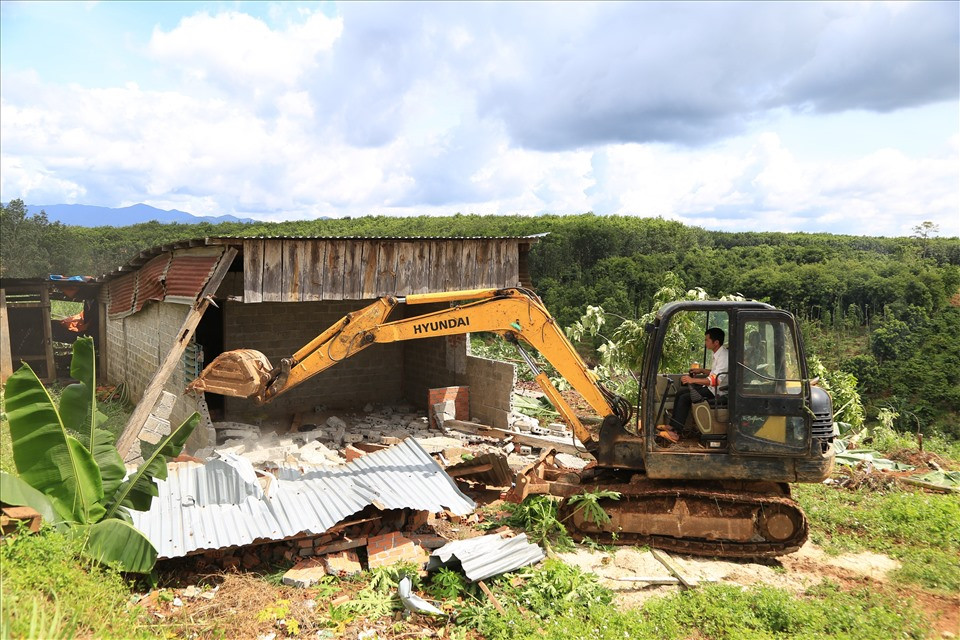 Chính quyền địa phương cưỡng chế một trường hợp xây nhà trên đất rừng dọc quốc lộ 28