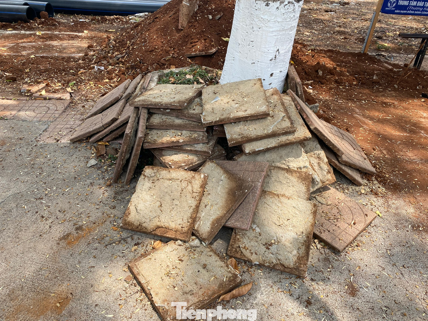 Đá lát vỉa hè bị xới tung.