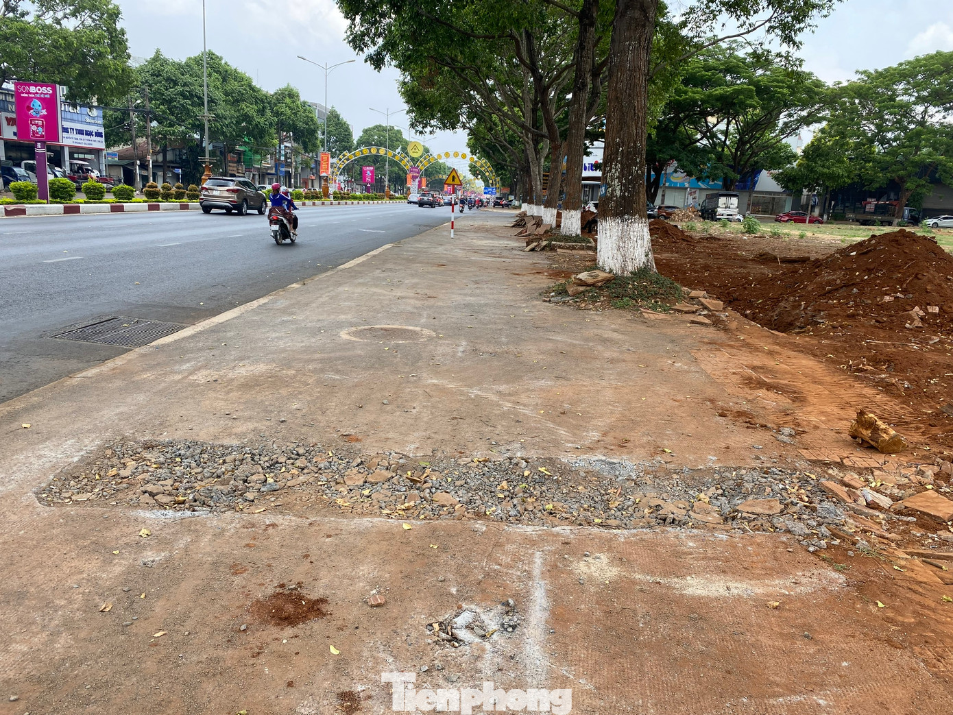 Tháng 3/2023, vỉa hè đoạn đường này được UBND TP.Buôn Ma Thuột sửa chữa để phục vụ Lễ hội Cà phê nhưng hiện nay Cty CP cấp nước Đắk Lắk lại xới tung để thi công đường ống cấp nước.