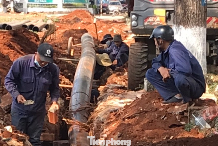 Theo tìm hiểu của Tiền Phong, Cty CP cấp nước Đắk Lắk đã đào vỉa hè để lắp đặt đường ống cấp nước.