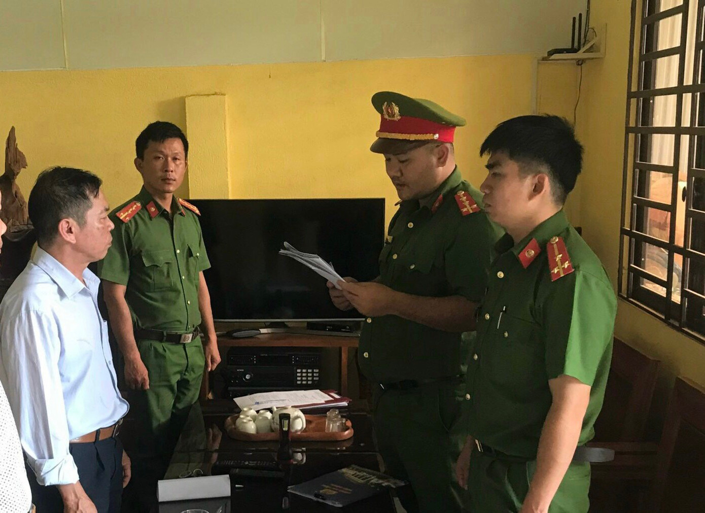 Công an đọc quyết định khởi tố đối với ông Lê Văn Anh