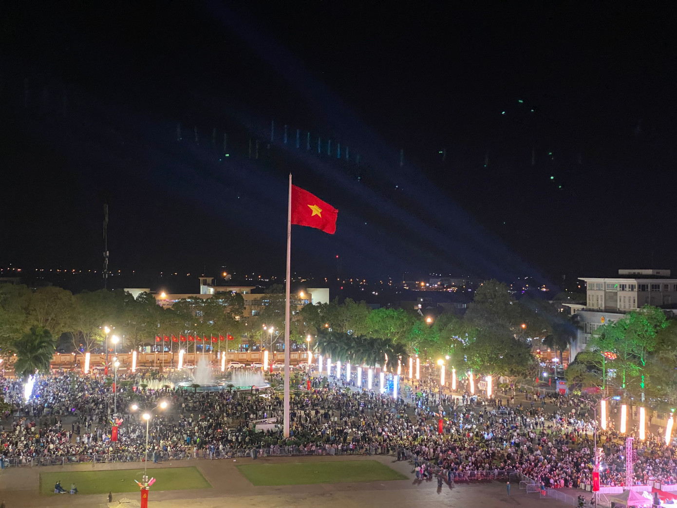 Quảng trường 10-3 chật kín người. Quảng trường 10-3 chật kín người.