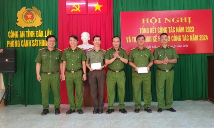 Công an tỉnh Đắk Lắk khen thưởng đơn vị bắt thành công siêu trộm tiệm vàng Công an tỉnh Đắk Lắk khen thưởng đơn vị bắt thành công siêu trộm tiệm vàng