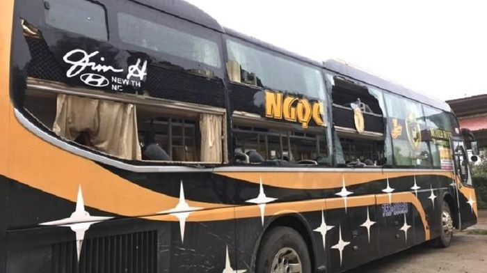 Xe khách bị hư hỏng nặng. Xe khách bị hư hỏng nặng.