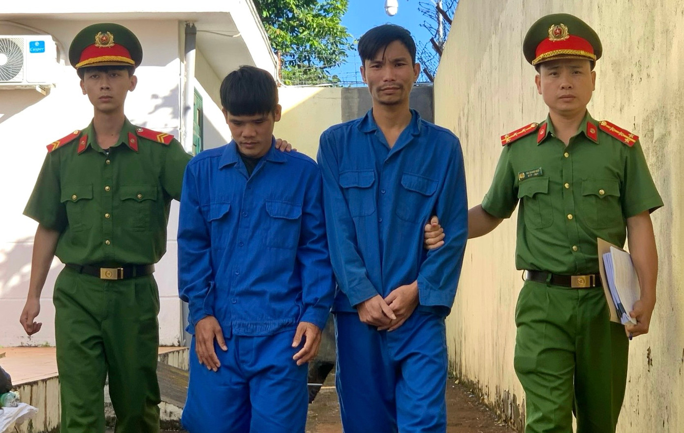 Tuấn và Duẫn tại cơ quan công an Tuấn và Duẫn tại cơ quan công an