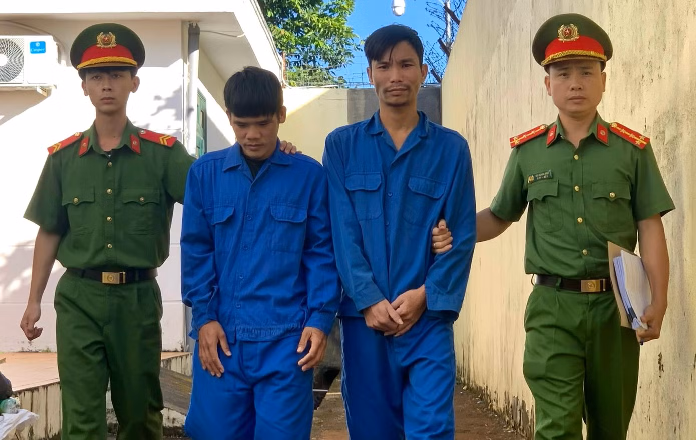 Tuấn và Duẫn tại cơ quan công an Tuấn và Duẫn tại cơ quan công an