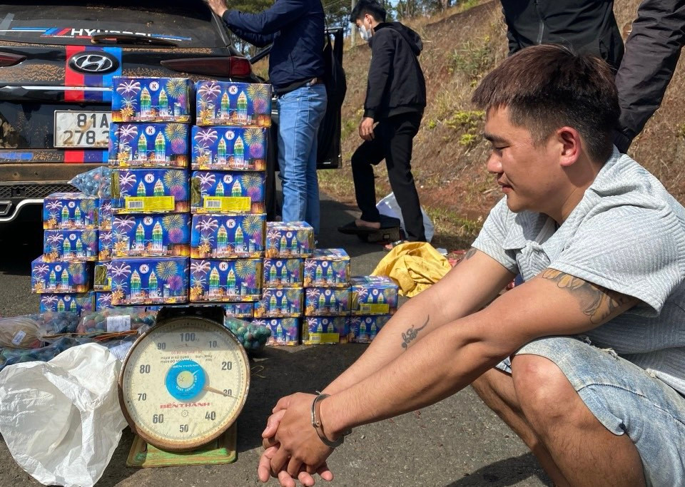 Công an bắt giữ Nguyễn Phú Hùng khi đang vận chuyển pháo Công an bắt giữ Nguyễn Phú Hùng khi đang vận chuyển pháo