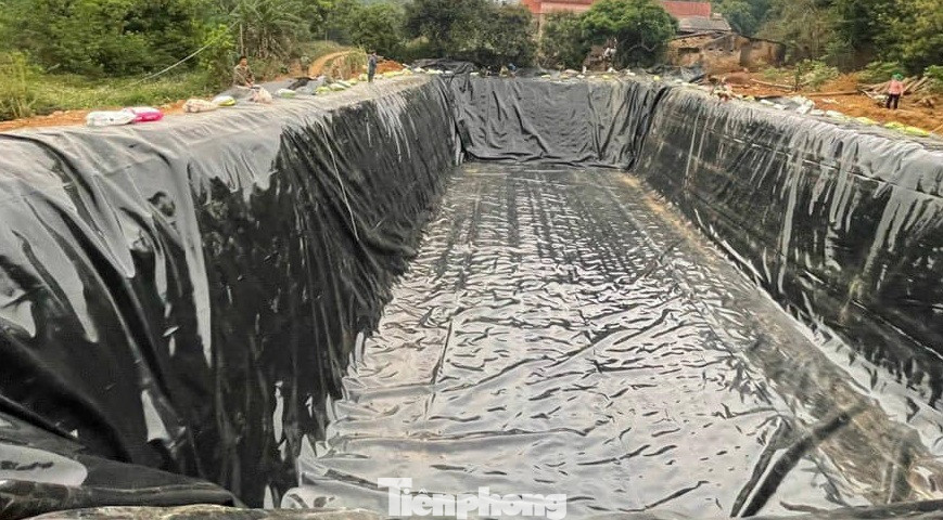 Người dân làm hồ chứa nước để tưới cây