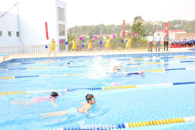 Nhiều em học sinh được học bơi miễn phí ở Bể bơi phòng chống đuối nước thanh thiếu nhi tỉnh Đắk Nông.