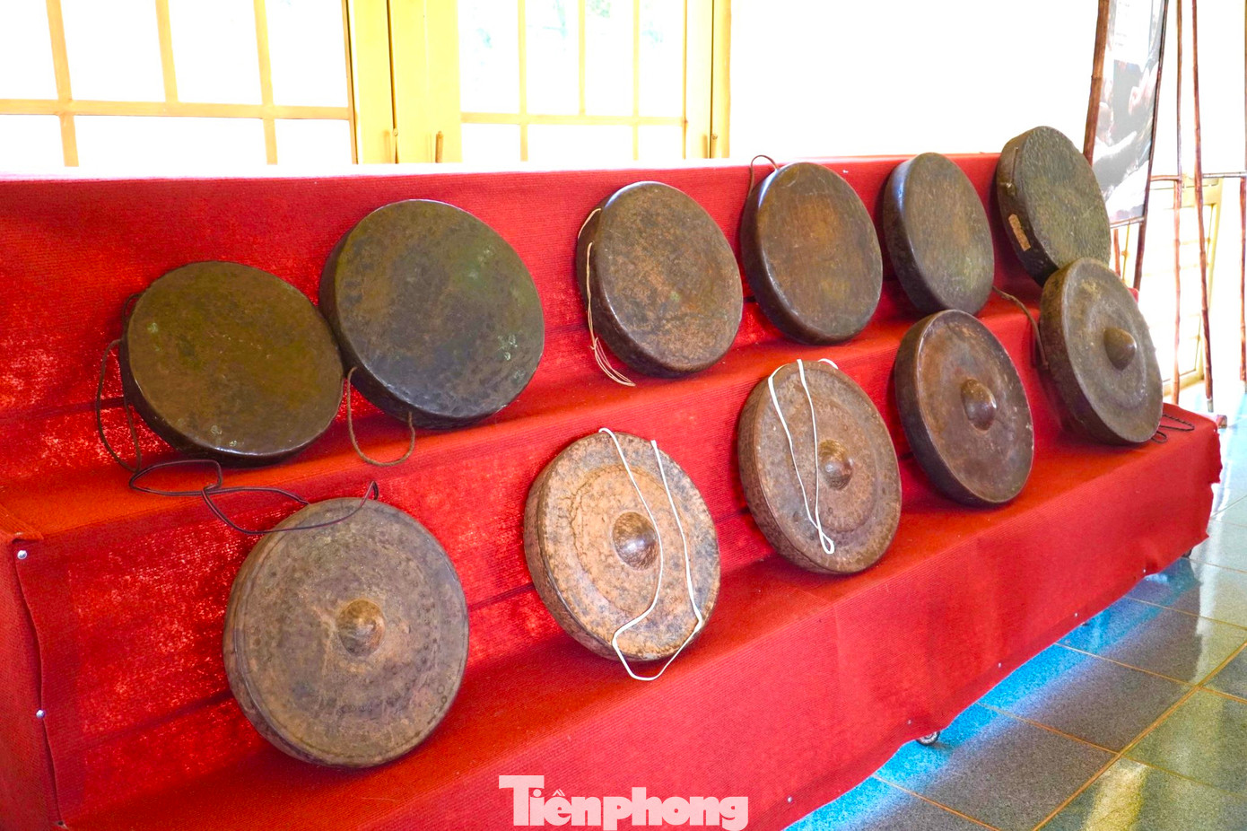 Trong dịp lễ hội và thực hành tín ngưỡng truyền thống, âm nhạc là món ăn tinh thần không thể thiếu, có ý nghĩa quan trọng trong đời sống tâm linh của người Mạ. Trong ảnh là bộ cồng chiêng của người Mạ. Trong dịp lễ hội và thực hành tín ngưỡng truyền thống, âm nhạc là món ăn tinh thần không thể thiếu, có ý nghĩa quan trọng trong đời sống tâm linh của người Mạ. Trong ảnh là bộ cồng chiêng của người Mạ.