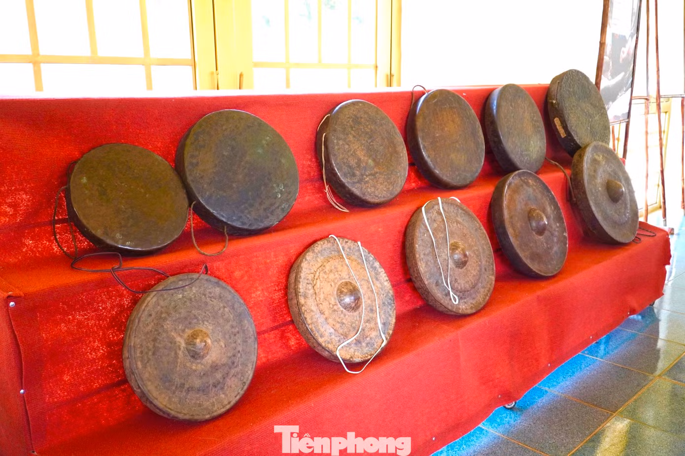 Trong dịp lễ hội và thực hành tín ngưỡng truyền thống, âm nhạc là món ăn tinh thần không thể thiếu, có ý nghĩa quan trọng trong đời sống tâm linh của người Mạ. Trong ảnh là bộ cồng chiêng của người Mạ.