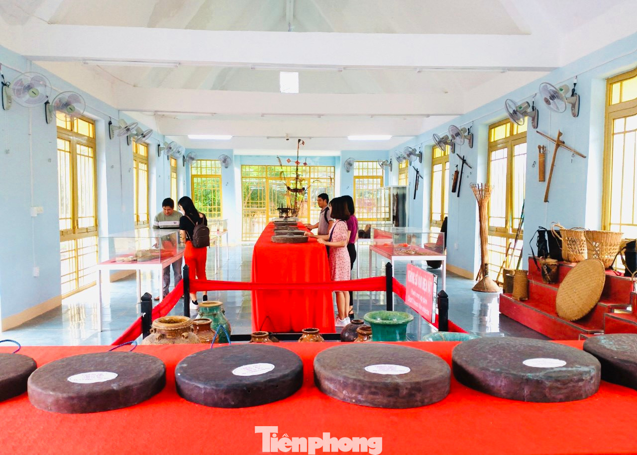 Tại đây nhiều vật dụng, nhạc cụ truyền thống của đồng bào dân tộc Mạ ở Đắk Nông được trưng bày. "Khách du lịch rất thích tham quan, trải nghiệm nghề dệt thổ cẩm của người Mạ. Đặc biệt, du khách thích được trải nghiệm chơi các nhạc của người Mạ như cồng chiêng, đàn đá", anh K’Tông, hướng dẫn viên tại nhà trưng bày nói. Tại đây nhiều vật dụng, nhạc cụ truyền thống của đồng bào dân tộc Mạ ở Đắk Nông được trưng bày. "Khách du lịch rất thích tham quan, trải nghiệm nghề dệt thổ cẩm của người Mạ. Đặc biệt, du khách thích được trải nghiệm chơi các nhạc của người Mạ như cồng chiêng, đàn đá", anh K’Tông, hướng dẫn viên tại nhà trưng bày nói.