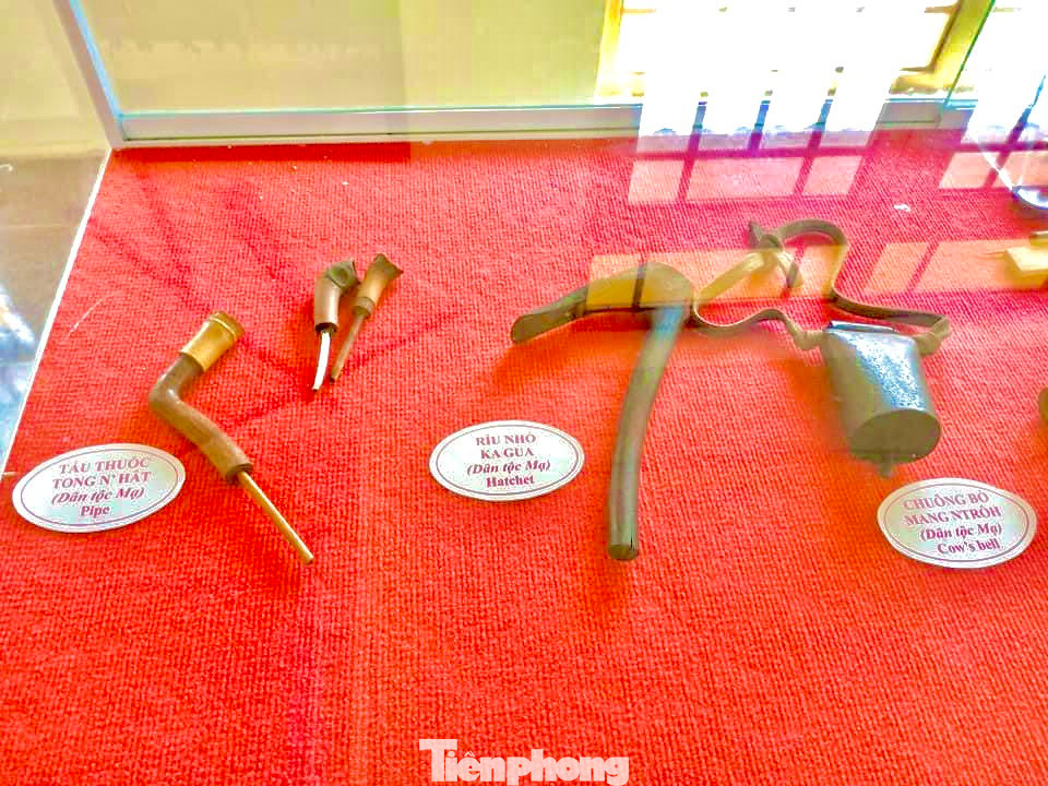 Vật dụng hằng ngày của người Mạ. Vật dụng hằng ngày của người Mạ.