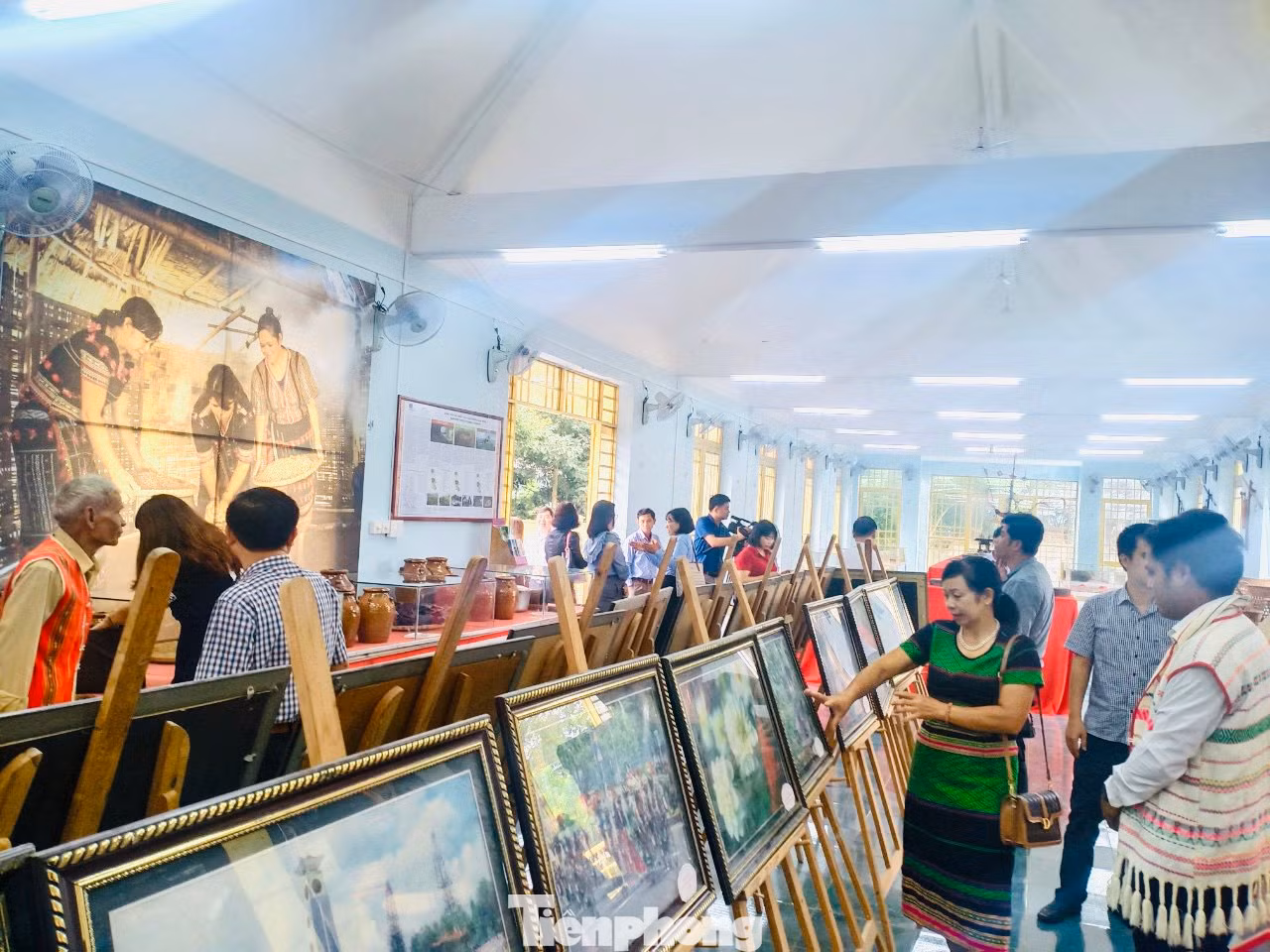 Du khách tham quan không gian trưng bày ảnh tư liệu sinh hoạt hằng ngày, lễ hội của người Mạ. Người Mạ có nhiều lễ hội và nghi lễ gắn với cuộc đời của mỗi con người từ khi sinh ra cho đến lúc mất đi, nhiều nghi lễ và lễ hội gắn với đời sống sinh hoạt, lao động sản xuất của con người được tổ chức theo quy mô gia đình, dòng họ, bon làng. Một số lễ hội tiêu biểu của người Mạ ở tỉnh Đắk Nông như: lễ cúng mừng sức khỏe, lễ mừng nhà mới, lễ cúng thần rừng đầu nguồn, lễ cúng bến nước, lễ cúng mừng lúa mới, lễ hội Iun Jông (Lễ gắn kết tình thân), lễ hội Rnglăp bon…