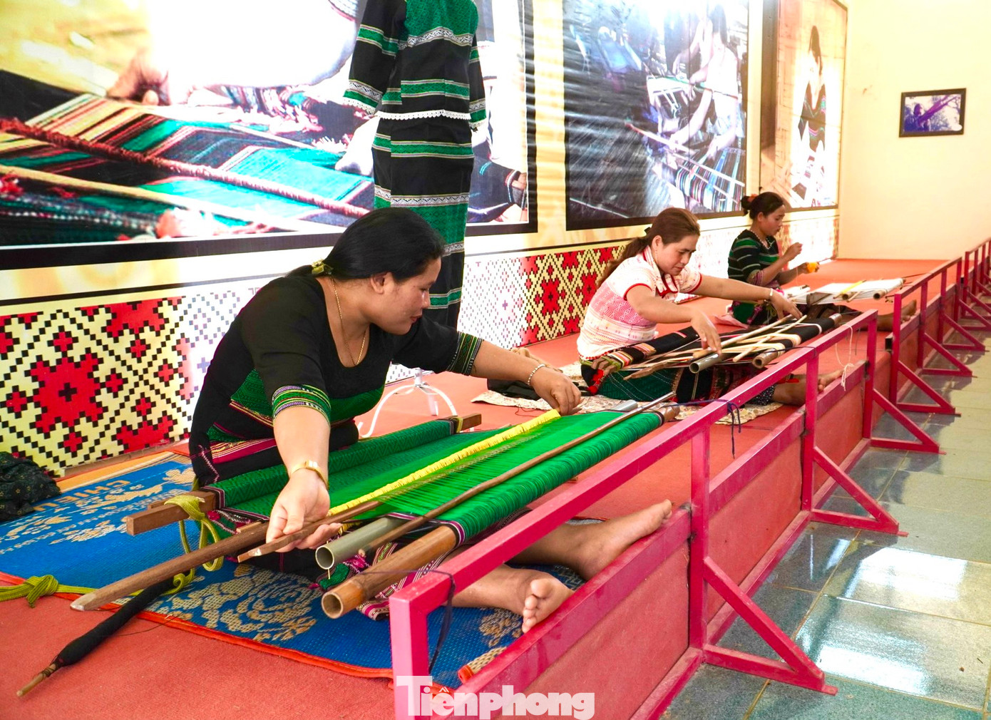 Chị H'Bình, nghệ nhân dệt thổ cẩm ở bon N'Jiêng (xã Đắk Nia, TP Gia Nghĩa, Đắk Nông) cho biết, từ khi có nhà trưng bày vật dụng truyền thống, những nghệ nhân dệt ở địa phương có thêm việc làm, sản phẩm được du khách mua nhiều. Chị H'Bình, nghệ nhân dệt thổ cẩm ở bon N'Jiêng (xã Đắk Nia, TP Gia Nghĩa, Đắk Nông) cho biết, từ khi có nhà trưng bày vật dụng truyền thống, những nghệ nhân dệt ở địa phương có thêm việc làm, sản phẩm được du khách mua nhiều.