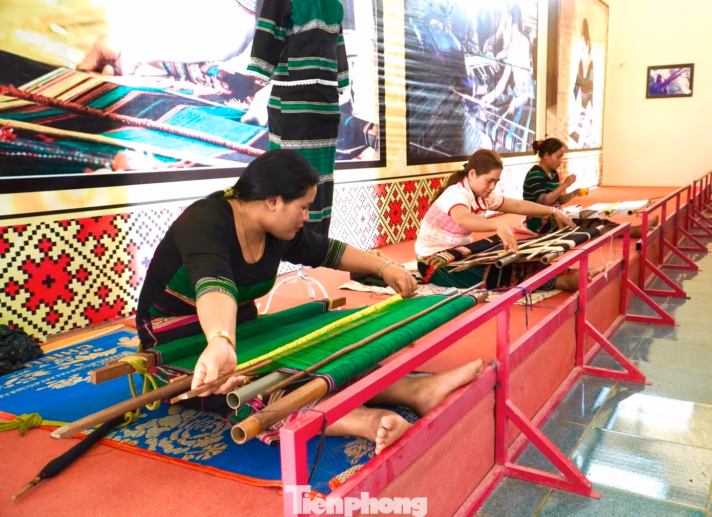 Chị H'Bình, nghệ nhân dệt thổ cẩm ở bon N'Jiêng (xã Đắk Nia, TP Gia Nghĩa, Đắk Nông) cho biết, từ khi có nhà trưng bày vật dụng truyền thống, những nghệ nhân dệt ở địa phương có thêm việc làm, sản phẩm được du khách mua nhiều.