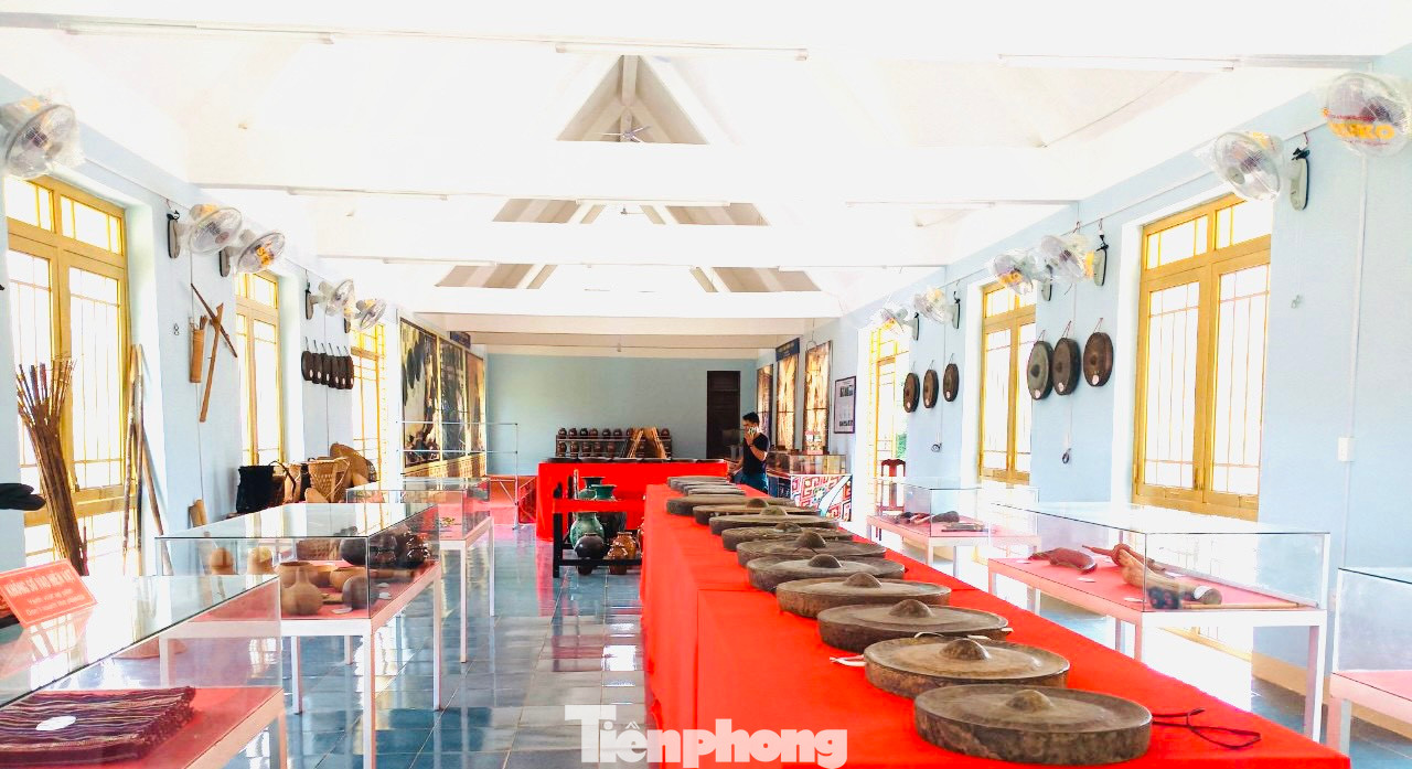 Nhà trưng bày rộng hơn 100m2 là công trình nằm trong hệ thống các điểm du lịch thuộc Công viên địa chất Đắk Nông. Nhà trưng bày rộng hơn 100m2 là công trình nằm trong hệ thống các điểm du lịch thuộc Công viên địa chất Đắk Nông.