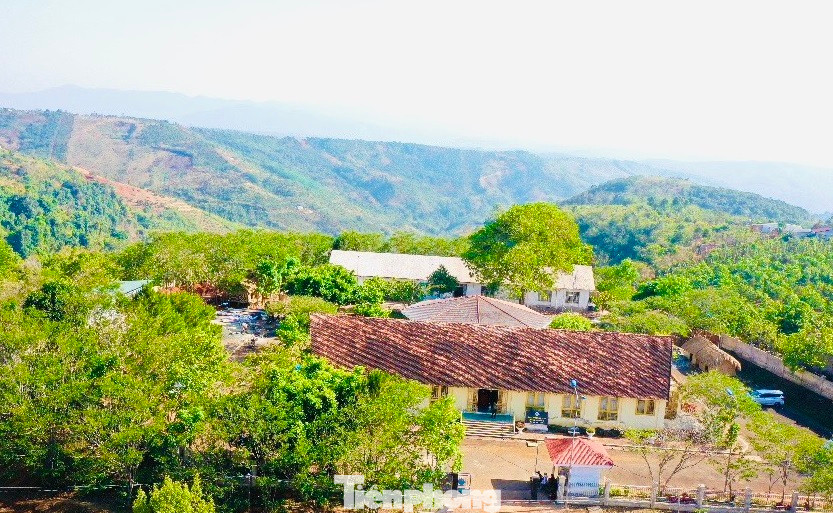 Năm 2020, nhà trưng bày vật dụng truyền thống (hay còn gọi là nhà trưng bày cồng chiêng) của người Mạ ở bon N’JRiêng, xã Đắk Nia (Gia Nghĩa) đi vào hoạt động. Năm 2020, nhà trưng bày vật dụng truyền thống (hay còn gọi là nhà trưng bày cồng chiêng) của người Mạ ở bon N’JRiêng, xã Đắk Nia (Gia Nghĩa) đi vào hoạt động.