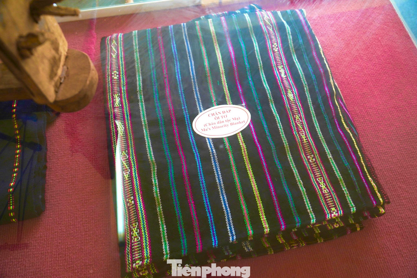 Chăn đắp của người Mạ. Dệt thổ cầm là nghề truyền thống phổ biến trong cộng đồng các dân tộc thiểu số tại chỗ tỉnh Đắk Nông. Công cụ dệt thổ cẩm của người Mạ đơn giản bao gồm khung quay sợi và khung dệt. Nguyên liệu dùng để dệt là những sợi được tạo ra từ bông vải do người dân tự trồng trên rẫy và màu nhuộm vải được tạo ra từ lá cây, quả và vỏ cây rừng. Tùy theo mục đích sử dụng, người Mạ dùng những loại vỏ, lá cây để tạo ra các màu khác nhau. Chăn đắp của người Mạ. Dệt thổ cầm là nghề truyền thống phổ biến trong cộng đồng các dân tộc thiểu số tại chỗ tỉnh Đắk Nông. Công cụ dệt thổ cẩm của người Mạ đơn giản bao gồm khung quay sợi và khung dệt. Nguyên liệu dùng để dệt là những sợi được tạo ra từ bông vải do người dân tự trồng trên rẫy và màu nhuộm vải được tạo ra từ lá cây, quả và vỏ cây rừng. Tùy theo mục đích sử dụng, người Mạ dùng những loại vỏ, lá cây để tạo ra các màu khác nhau.