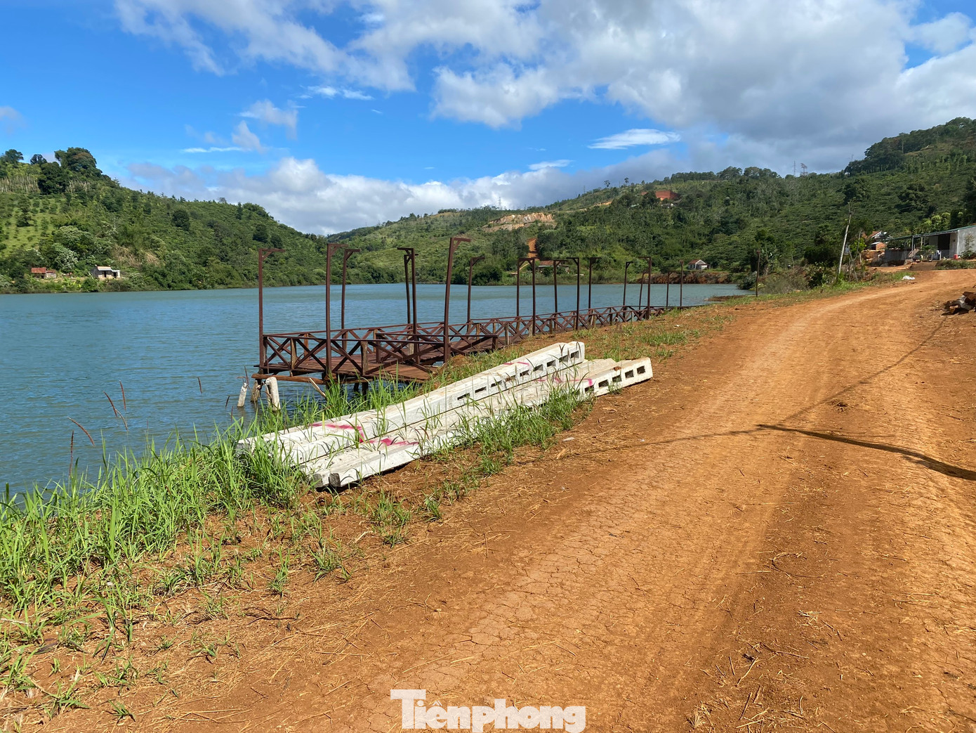 Trụ điện được vận chuyển đến chờ kéo điện vào các lô đất.