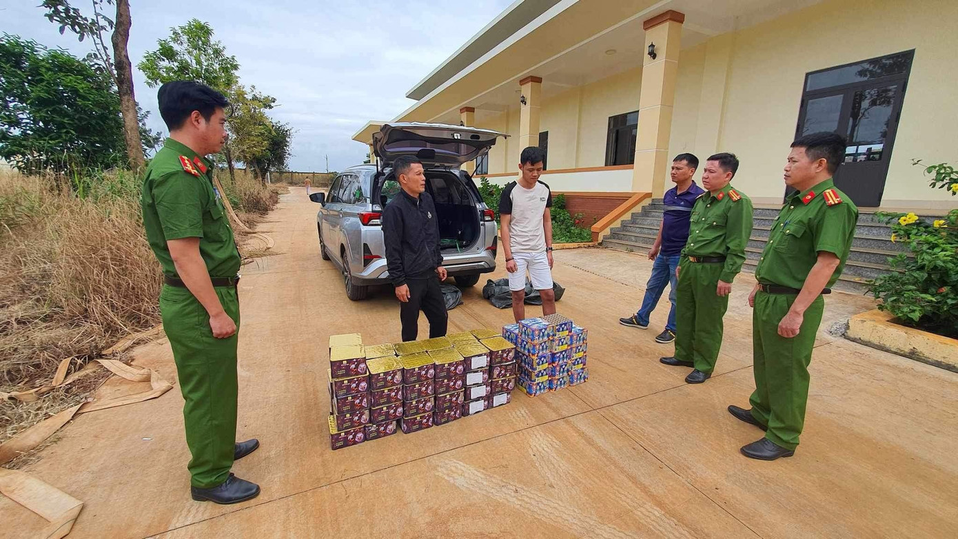 Hai đối tượng cùng tang vật tại cơ quan công an Hai đối tượng cùng tang vật tại cơ quan công an