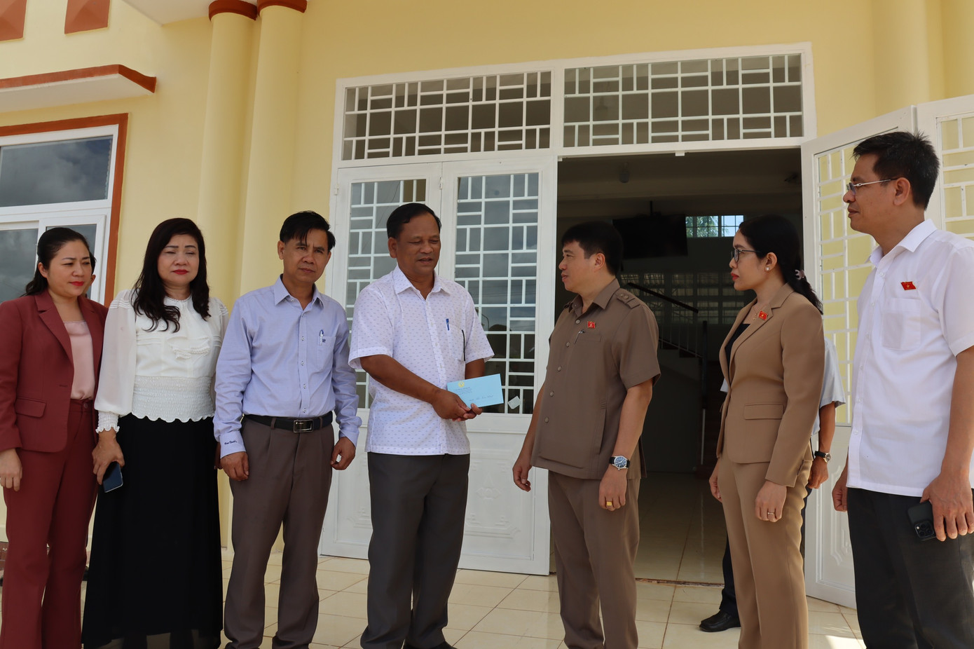 Đoàn công tác của Hội đồng Dân tộc của Quốc hội thăm hỏi, động viên cán bộ, chiến sĩ xã Ea Tiêu và xã Ea Ktur.