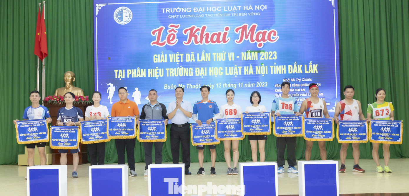 Ban tổ chức trao cờ lưu niệm cho các đơn vị