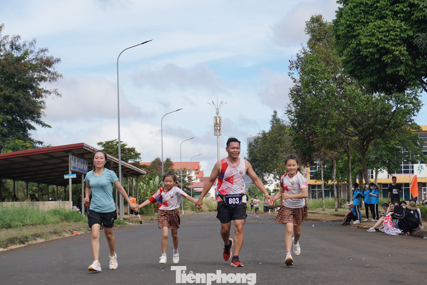 Một gia đình cùng tham gia giải chạy