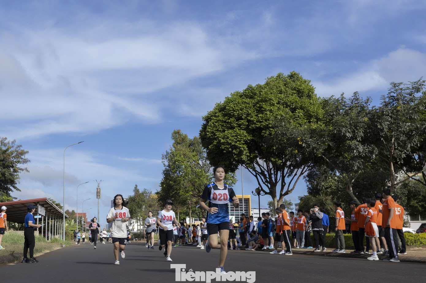 Nội dung thi của các bạn nữ phong trào thu hút được nhiều sự cổ vũ khán giả và các vận động viên nam.