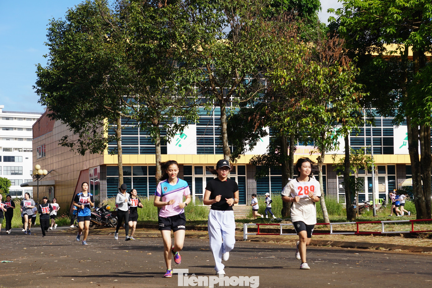 Các nữ giáo viên vui vẻ tham dự giải