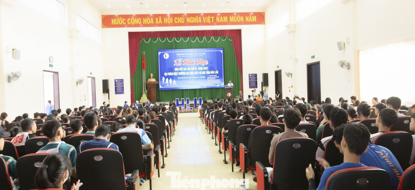 Sáng 12/11, tại TP Buôn Ma Thuột (Đắk Lắk), Trường Đại học Luật Hà Nội Phân hiệu tại tỉnh Đắk Lắk tổ chức giải Việt dã lần thứ VI năm 2023.