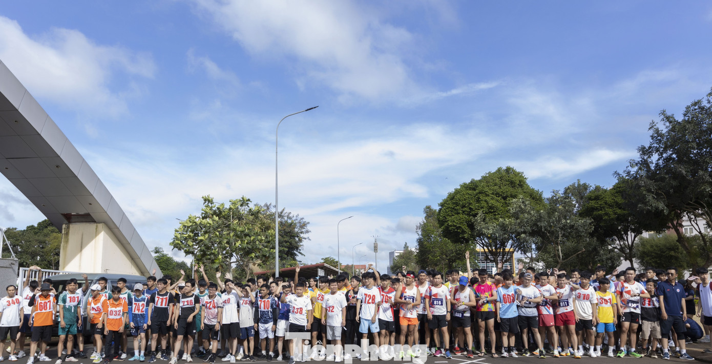 Giải Việt dã lần thứ VI năm 2023 có khoảng 1.000 vận động viên đến từ 18 cơ quan, đơn vị, tổ chức và các thầy cô giáo, học sinh, sinh viên các trường trên địa bàn tỉnh Đắk Lắk tham gia.