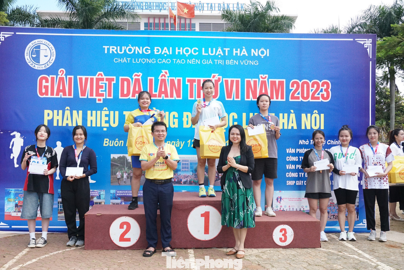 Ban tổ chức trao giải nhất, nhì, ba cho các vận động viên nữ trường Đại học Luật Hà Nội Phân hiệu tại tỉnh Đắk Lắk