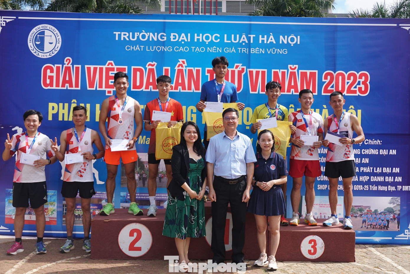 Ban tổ chức trao giải cho các vận động viên nam phong trào đạt thành tích cao