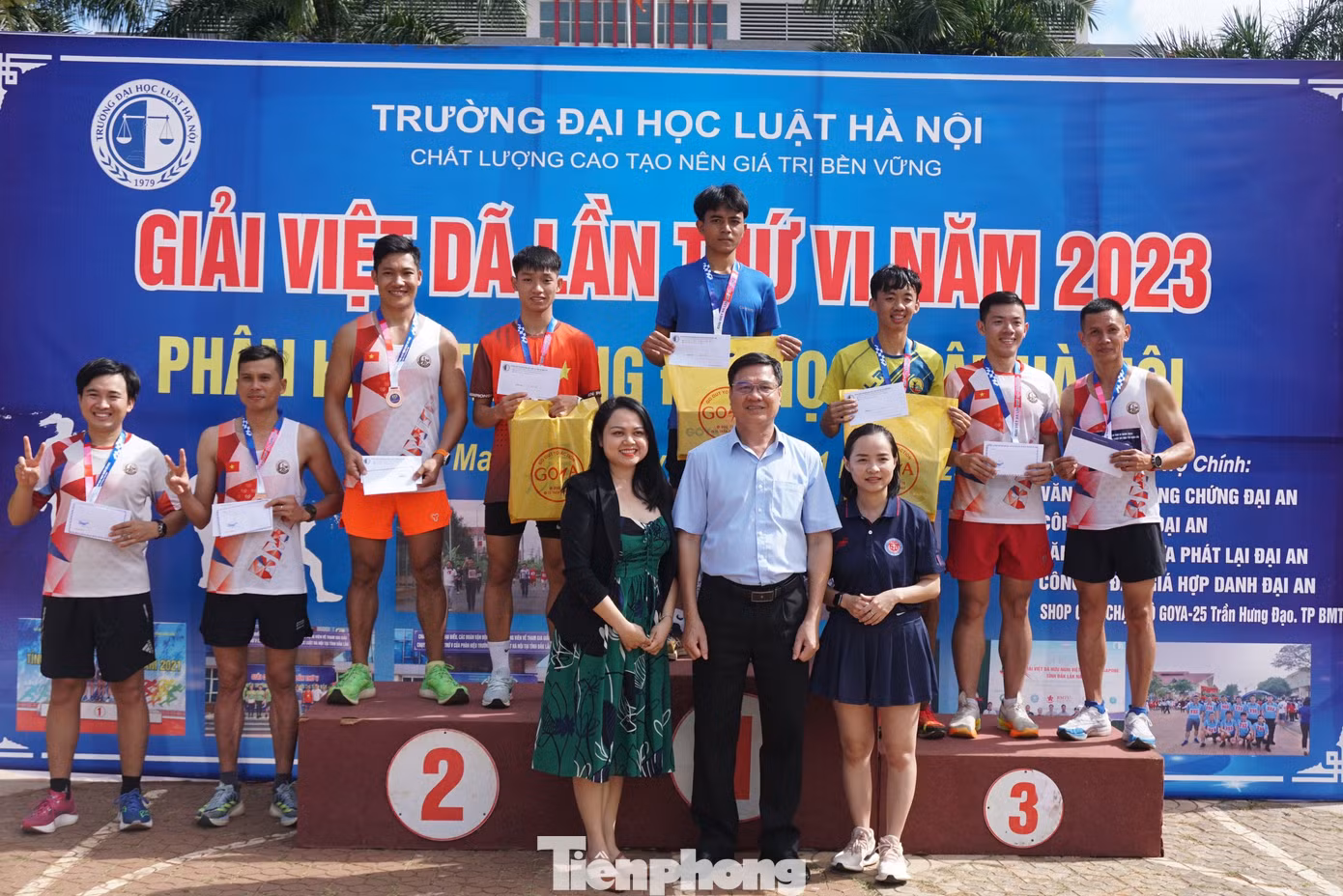 Ban tổ chức trao giải cho các vận động viên nam phong trào đạt thành tích cao