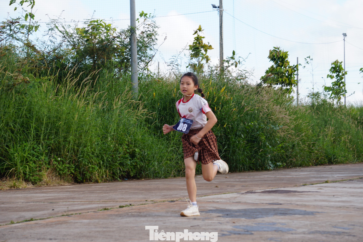 Em nhỏ chinh phục cự ly 1,6km