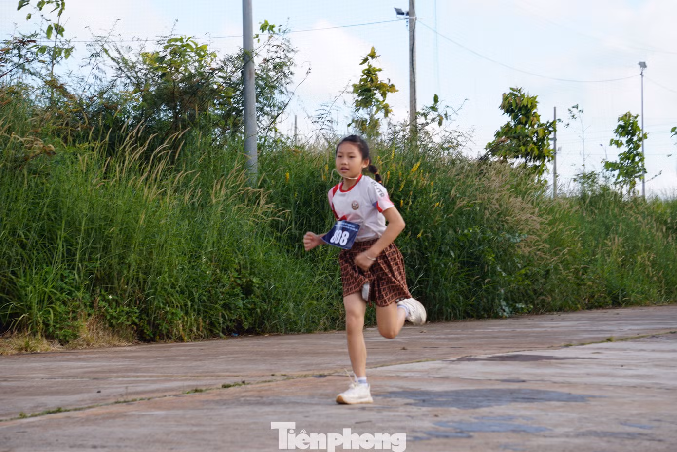 Em nhỏ chinh phục cự ly 1,6km